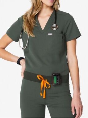 FIGS High-Waisted Zamora Jogger/One Pocket Scrub Top